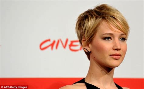 Jennifer Lawrence Reveals Sideboob At Hunger Games Photocall Daily