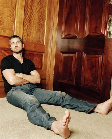 Gerard Butler Ahhh The Toes D Male Actor Celeb Steaming Hot Handsome Relaxed Feet