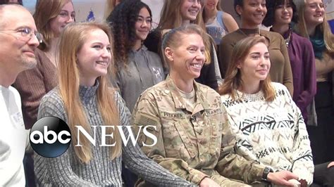 Solier Return Army Mom Surprises Daughters In School Youtube