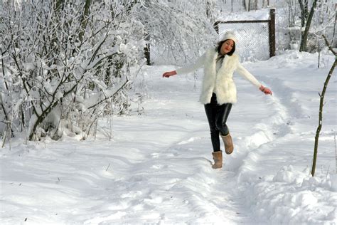 Fotos gratis niña blanco jugar clima raqueta de nieve rubia temporada calzado tormenta