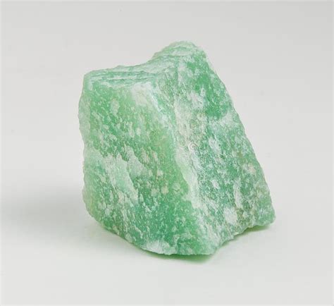 Cuarzo Verde Del Mineral En El Fondo Blanco Foto De Archivo Imagen De