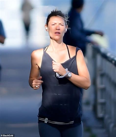 Claire Danes Goes Makeup Free For A Jog Around New York City In A Tank