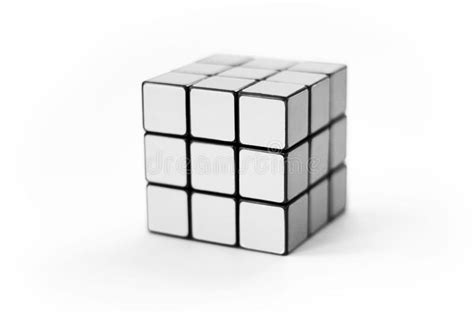 Sauter l'intro et résoudre le cube 3×3 (sommaire). White cube puzzle game editorial stock image. Image of ...