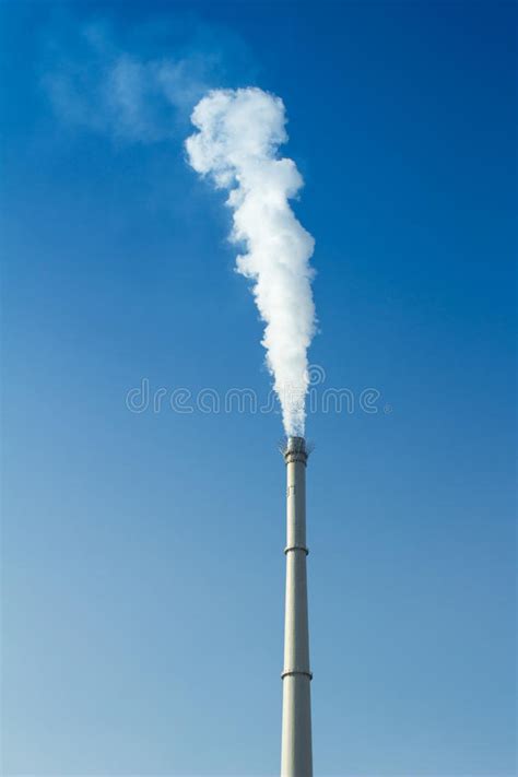 Rauch vom Kamin am Winter stockfoto Bild von atmosphäre