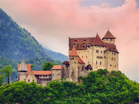 Der viertkleinste staat europas liegt im zentrum des europäischen alpenbogens, zwischen der schweiz. Burg Gutenberg | Liechtenstein, Liechtenstein Liechtenstein - Lonely Planet