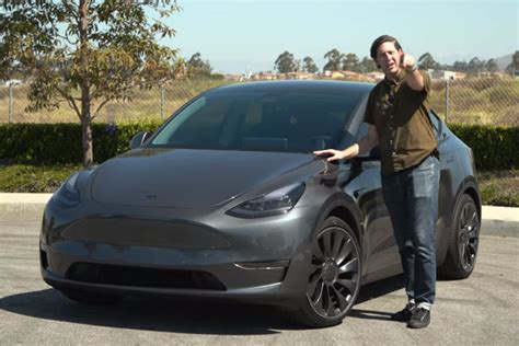 Black Tesla Model Y Performance Amarelogiallo