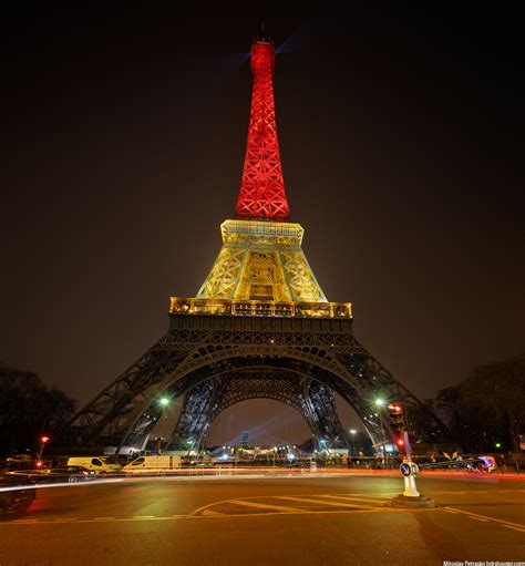 Lights under the Eiffel Tower in Paris - HDRshooter