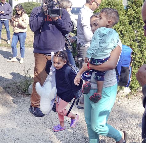 Last Of Migrants Flown To Marthas Vineyard To Leave Shelter Ap News