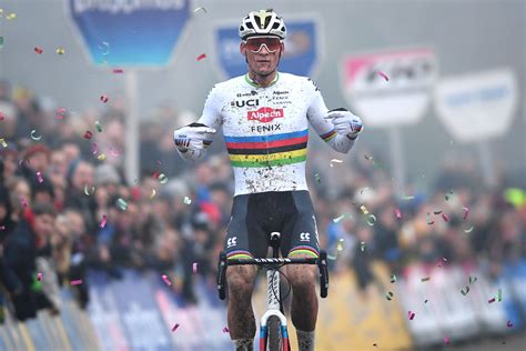 Adrie was at home watching his son win the strade bianche on tv: Mathieu van der Poel vermorzelt concurrentie in Grote ...