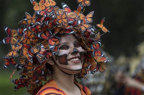 Although marked throughout latin america, dia de los muertos is most strongly associated with mexico, where the tradition originated. Desfilan por el Día de los Muertos en México - La Hora