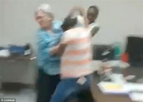 Video Shows Georgia Students Repeatedly Slapping A Teacher Daily Mail