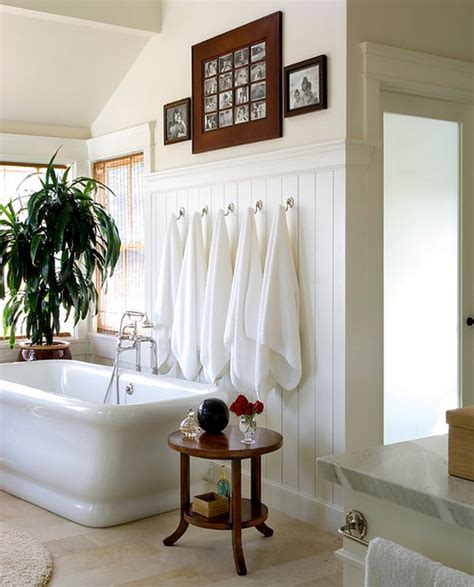A chic wooden bowl for towels is a creative idea for a large bathroom, you may also place one for soaps. Beautiful Bathroom Towel Display And Arrangement Ideas