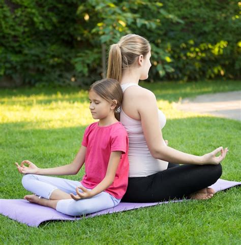 Feliz Madre E Hija Sonriente Practicando Yoga Y Sentados Espalda Con