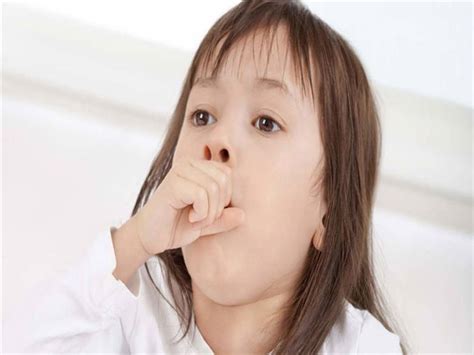 يُسبب الفيروس في البشر عداوَى في الجهاز التنفسي والتي تتضمن الزكام وعادةً ما تكون طفيفةً، ونادرًا ما تكون قاتلةً مثل المتلازمة التنفسية الحادة الوخيمة ومتلازمة الشرق الأوسط. أعراض فيروس كورونا عند الأطفال | مجلة الجميلة