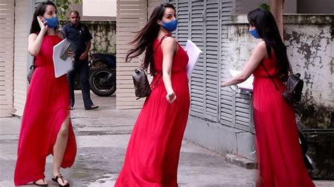 dilbar girl nora fatehi snapped for media on mumbai street youtube
