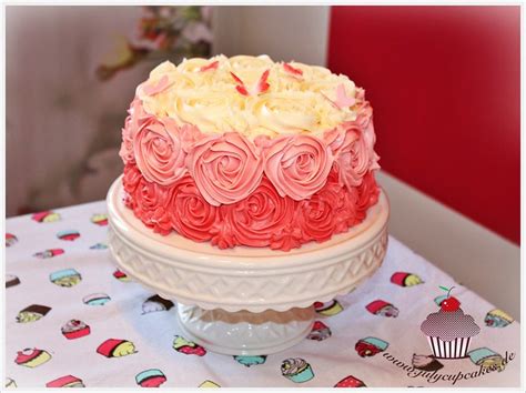 It's soft, moist, fluffy, rich, strikingly beautiful what does red velvet cake taste like? Red Velvet Cake with Cream Cheese Frosting | Flickr - Photo Sharing!