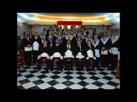 Maçonaria consiste em organizações fraternas que remontam às fraternidades locais de pedreiros que, a partir do final do século xiv, regulamentavam as qualificações de sua profissão e sua interação com autoridades e clientes. O que é Maçonaria? - YouTube