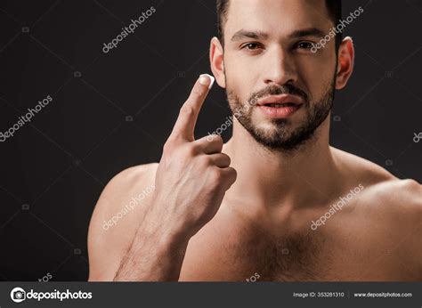 Guapo Hombre Desnudo Aplicando Crema Facial Aislado Negro fotografía de stock VitalikRadko