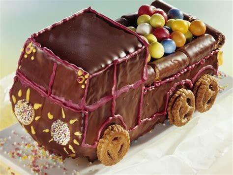 Die bunten farben, ausgefallenen formen und niedlichen details machen beim backen einfach spaß. Kaugummi-Lastwagen zum Kindergeburtstag Rezept | EAT SMARTER