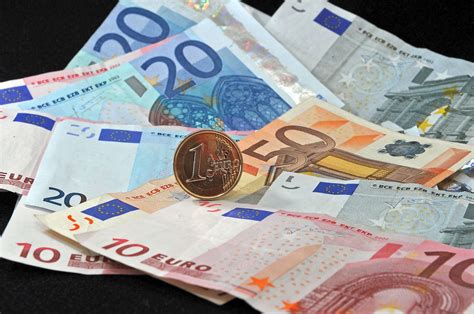 Euro Il Y A 10 Ans Mise En Circulation Des Premières Pièces Et Billets