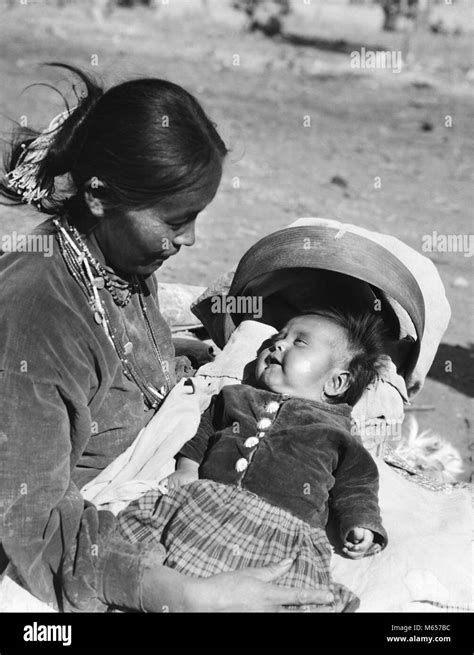 Anciana Indigena Con Bebe Imágenes De Stock En Blanco Y Negro Alamy