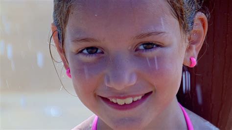 어린 소녀 웃다 얼굴 Pixabay의 무료 사진
