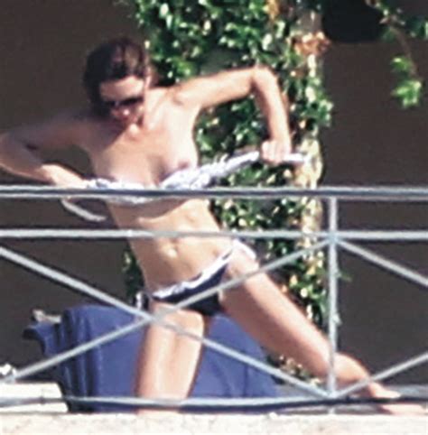 Kate Middleton Prince William S Wife Sunbathing Topless Zazzybabes Com