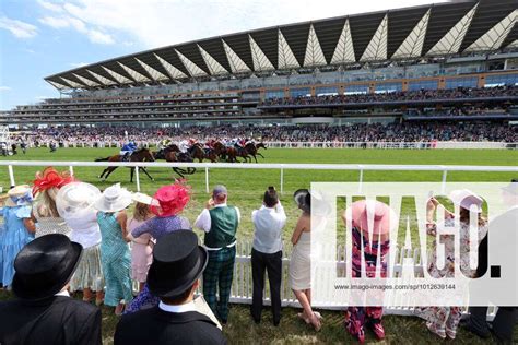 15062022 Ascot Windsor Gbr Audience At The Racecourse Ascot