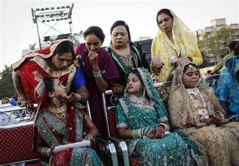 35 Couple Tie The Knot At Mass Marriage Ceremony In Mumbai Picture