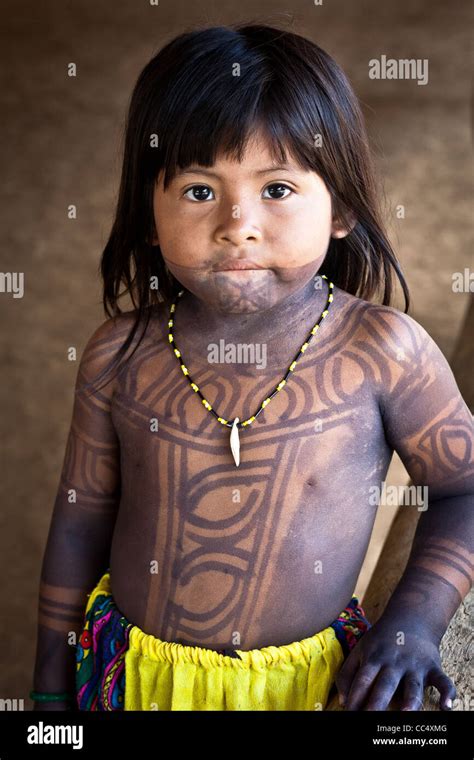 Embera Puru Niño Indio En La Aldea Junto Al Río Pequeni Provincia De