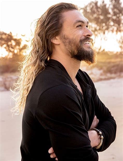 Dass ihm eigentlich der thron von atlantis zusteht, interessiert den draufgänger nur wenig. #JasonMomoa has the best smile!! | Jason momoa, Lange ...