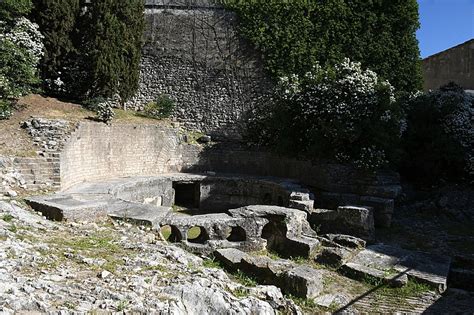 Château d'eau romain ou Castellum Divisorium à Nîmes - PA00103093 ...