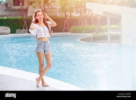 skinny asiatischen mädchen teen entspannen lächeln am pool urlaub lifestyle stockfotografie alamy