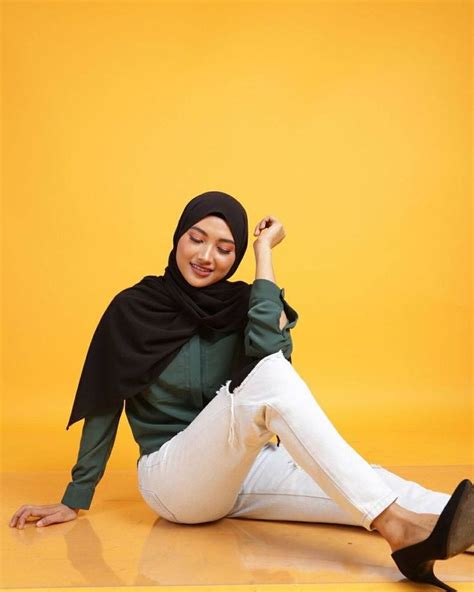 Pin By Bahri On Jilbab Duduk Mantap Gaya Hijab Gaya Remaja Gaya