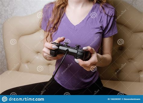 Mujer Feliz Jugando Videojuegos Sentada En La Cama Sosteniendo Joystick Imagen De Archivo