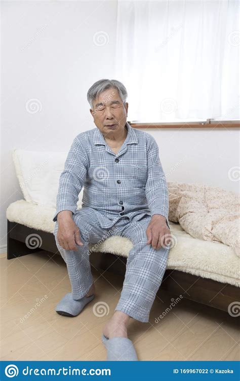 Japanese Old Man Who Can Not Get Tired Even After Getting Up In Bed