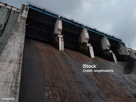 Neyyar Dam Shutter Gravity Dam In Thiruvananthapuram Kerala Landscape