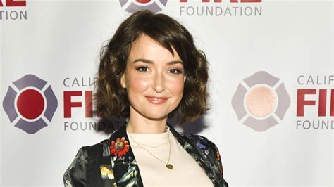 Milana Vayntrub The Net Worth Of The Atandt Girl Might Surprise You
