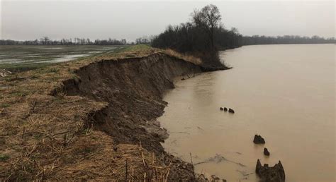 Arkansas Levee In Danger Of Failing Jackson County Official Warns