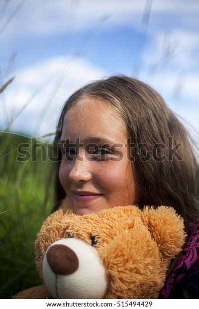 Teen Girl Hugging Teddy Bear Smiling Foto De Stock 515494429 Shutterstock