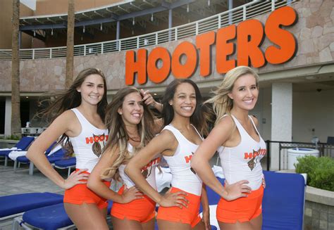 Plus Size Model Fools Social Media With Her Realistic Hooters Outfit As First Plus Size