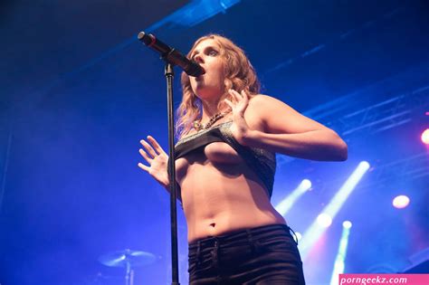 Tove Lo Shows Her Nude Titties On Stage Porn Pics