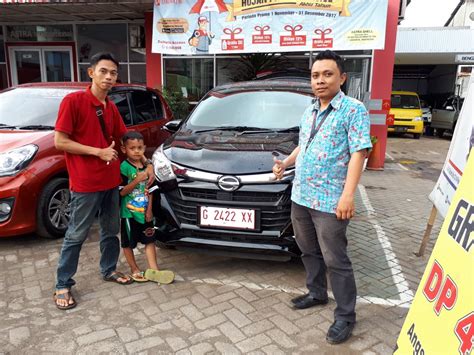 Foto Penyerahan Unit Sales Marketing Mobil Dealer Daihatsu Batang