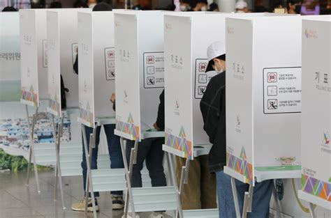 4·7 재보궐선거 사전투표 첫날…오후 3시 현재 투표율 6.36%. 사전투표 열기, 코로나19 뚫었다…역대 선거 통틀어 '최고 ...