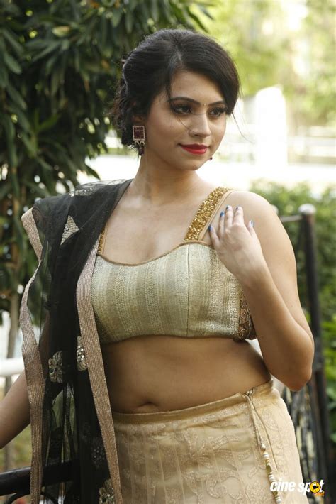 Priyanka Ramana Hot Sexy Navel Show In Saree Photoshoot Stills 7