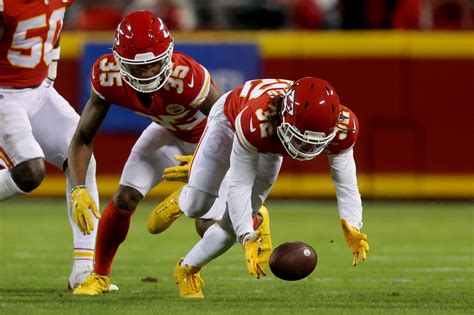 NFL Week 17 picks straight up, against the spread and over/unders