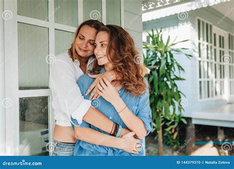 Position Lesbienne Heureuse De Couples Sur La Terrasse Leur Maison De