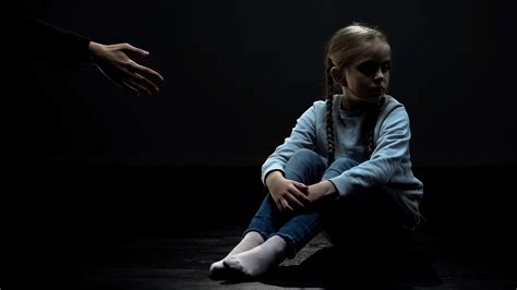 Холли берри, сэйдж корреа, крис макджинн и др. What Drives Some People to Kidnap Children? - A&E