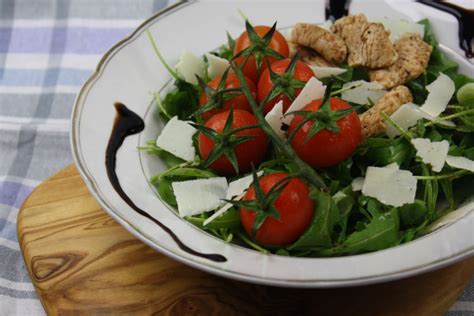 Salat mit Putenstreifen und Parmesan