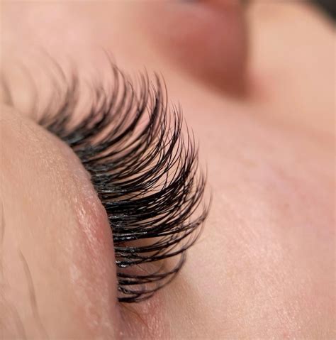 o procedimento de extensão de cílios clássica close up de belos olhos femininos com cílios